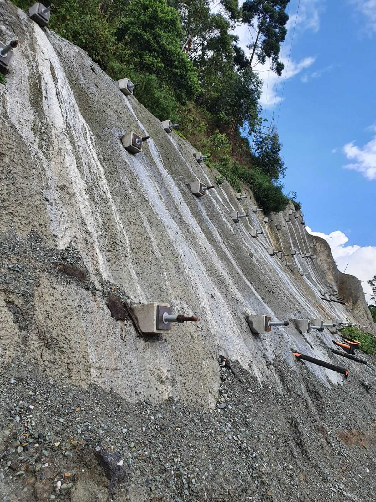 Talud asegurado con varillas roscadas